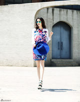 组图：孕妈黄小蕾潮搭更有味儿 印花裙蓝帽时尚