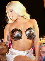 组图：Gaga贝壳bra裸背露侧乳 穿丁字裤秀肥臀