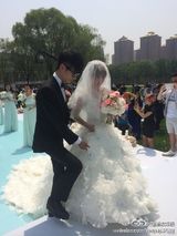 组图：延参法师为李行亮主婚 李炜陈翔任伴郎