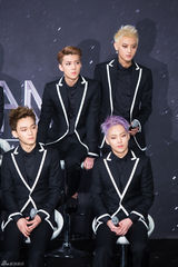 独家高清：EXO出道两年首开唱 11成员一夜长大