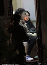 组图：高圆圆保姆车苦等赵又廷无怨言 同回酒店