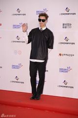 独家：韩星银赫强仁4minute等闪耀红毯