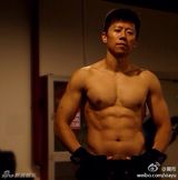 组图：夏雨秀八块腹肌 网友笑称张一山好壮