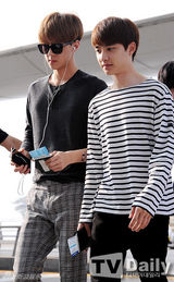 组图：EXO赴长沙开唱 干练休闲风帅气难挡