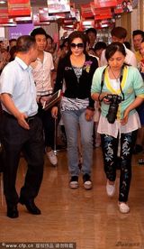 组图：刘晓庆为美容院站台 黑超遮面引人群骚动