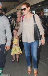 组图:艾米-亚当斯携女现身 萝莉长相甜美似妈妈