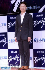 组图：《高跟鞋》发布会 车胜元帅气西装亮相