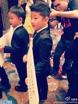 组图：吴京拄拐娶谢楠 angela石头当花童