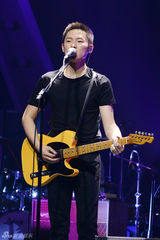 组图：梁博演唱会舞美酷炫 掌控全场