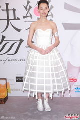 组图：梁洛施低胸白裙纯美 挂念宝宝着急归家