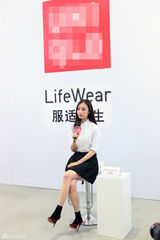 组图：倪妮出席活动 黑白裙装清新时尚