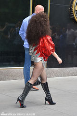 组图：Lady Gaga粗眉爆炸头大玩美式复古风