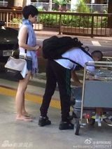 组图：文章马伊琍夏威夷受款待 不时耳语显亲密