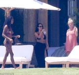 组图：卡戴珊日光浴晒美照 身材窈窕一览无遗