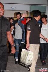 组图：GD潮裝抵港 粉丝疯狂接机保镖贴身护驾