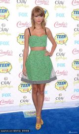 组图：青少年选择奖卡戴珊姐妹争艳 赛琳娜性感