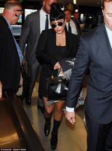 组图：Lady Gaga露臀露内裤 不顾走光为粉丝签名