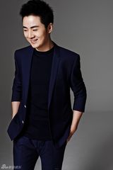 组图：余少群杂志写真 多情才子变帅气暖男