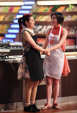 Selina(S.H.E)穿无袖连衣裙不惧明火 手臂疤痕依旧明显