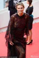 组图：超模凯莉-克劳斯透视印花纱裙美艳现身