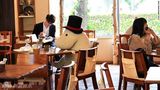 组图：贴心日本咖啡馆 毛绒玩偶陪吃饭不孤单