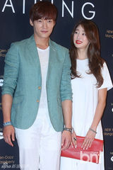 组图：韩星崔振赫崔汝真清爽亮相活动