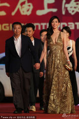 组图：林志玲金裙闪耀 极致低胸倾身显丰满