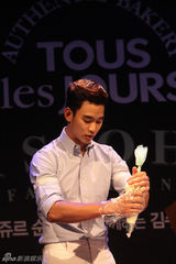 组图：金秀贤为粉丝做面包 近期将携新作回归