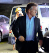 组图：塞隆黑衣平底鞋就医疑怀孕 西恩潘当爹？