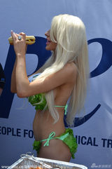 组图：生菜小姐性感助阵公益为民众夹香肠