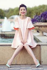 组图：徐立最新写真曝光 粉色短裙时尚可人