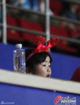 组图：姚明全家现身NCAA 女儿呆萌鹿角发饰抢眼