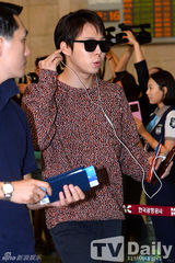 组图：韩团JYJ赴京开唱 黑超照面酷帅