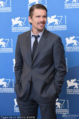 组图：伊桑霍克携《善意杀戮》亮相 两女主斗艳