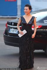 组图：威尼斯闭幕红毯 评委陈冲深V裙美艳