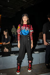 组图：张雨绮潮服现身秀场 俏皮造型玩转混搭风