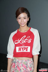 组图：周慧敏印花连衣裙亮相 拒评星爷向太冲突