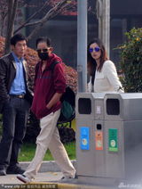 组图：王志文携妻儿现身全副武装 爱子紧贴妈妈