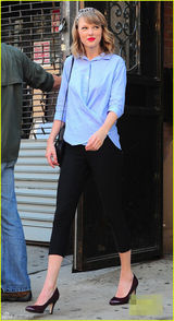 组图：斯威夫特蓝衬衫清新现身 微笑打招呼