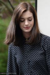 组图：海瑟薇街头拍电影 复古黑衣手拿咖啡淡定