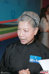 组图：《区区有鬼故》拜神 罗兰姐再演龙婆