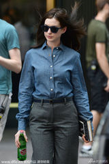 组图：安妮-海瑟薇英伦风现身片场 德尼罗贴心开车门