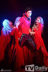 组图：JYJ金俊秀参演音乐剧 饰红发吸血鬼