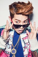 组图：2PM成员Jun.K写真 鲜艳潮搭个性足