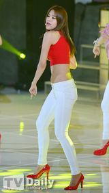 组图：BoA与EXO-K劲歌热舞助阵MCD十周年