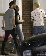 组图：麦莉-赛勒斯深夜与神秘男相依 吐云吐雾好不快活