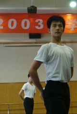 组图：杨洋荧屏形象帅气 根红苗正练舞蹈出身