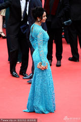 组图：沙拉瓦特蓝色蕾丝裙现身 大方秀美胸