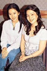 组图：刘亦菲妈妈旧照貌美如花 与女儿似姐妹