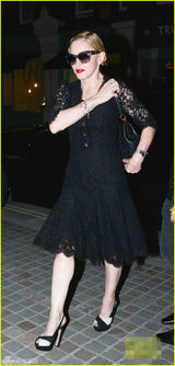 组图：麦当娜涂大红唇深夜现身 着镂空裙秀妩媚